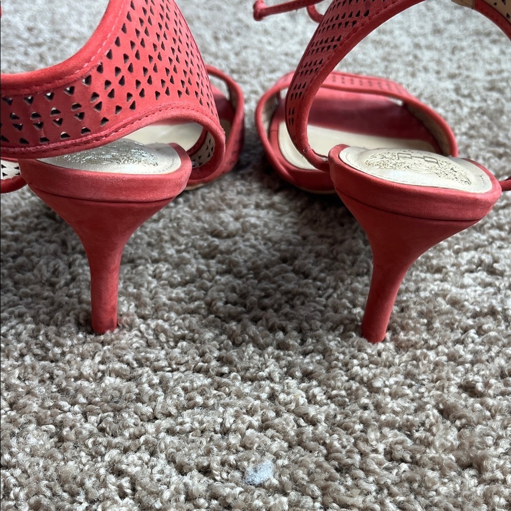 Vince Camuto Coral Perforated Heels Size 9.5 - Picture 8 of 8